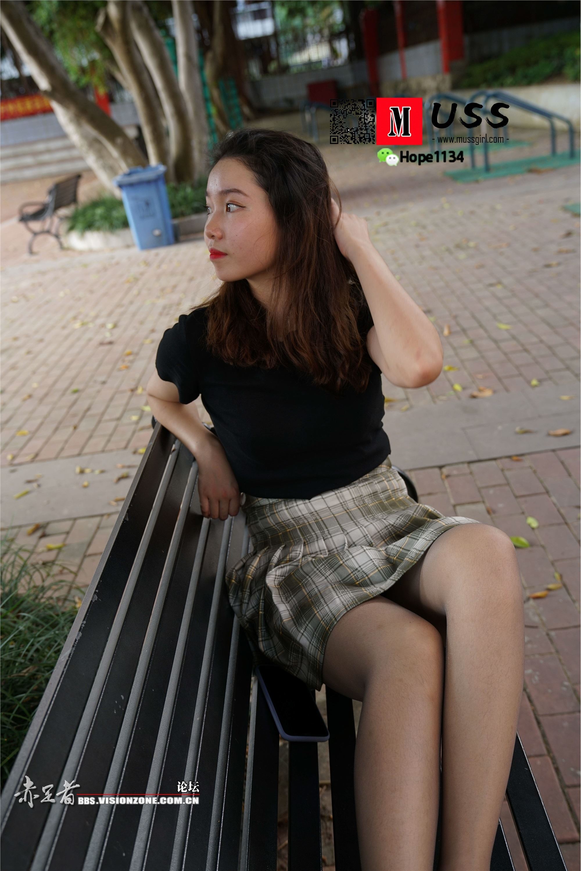 MussGirl慕丝女郎  NO.072 蒙古族舞蹈美少女嫩足灰丝公园写真